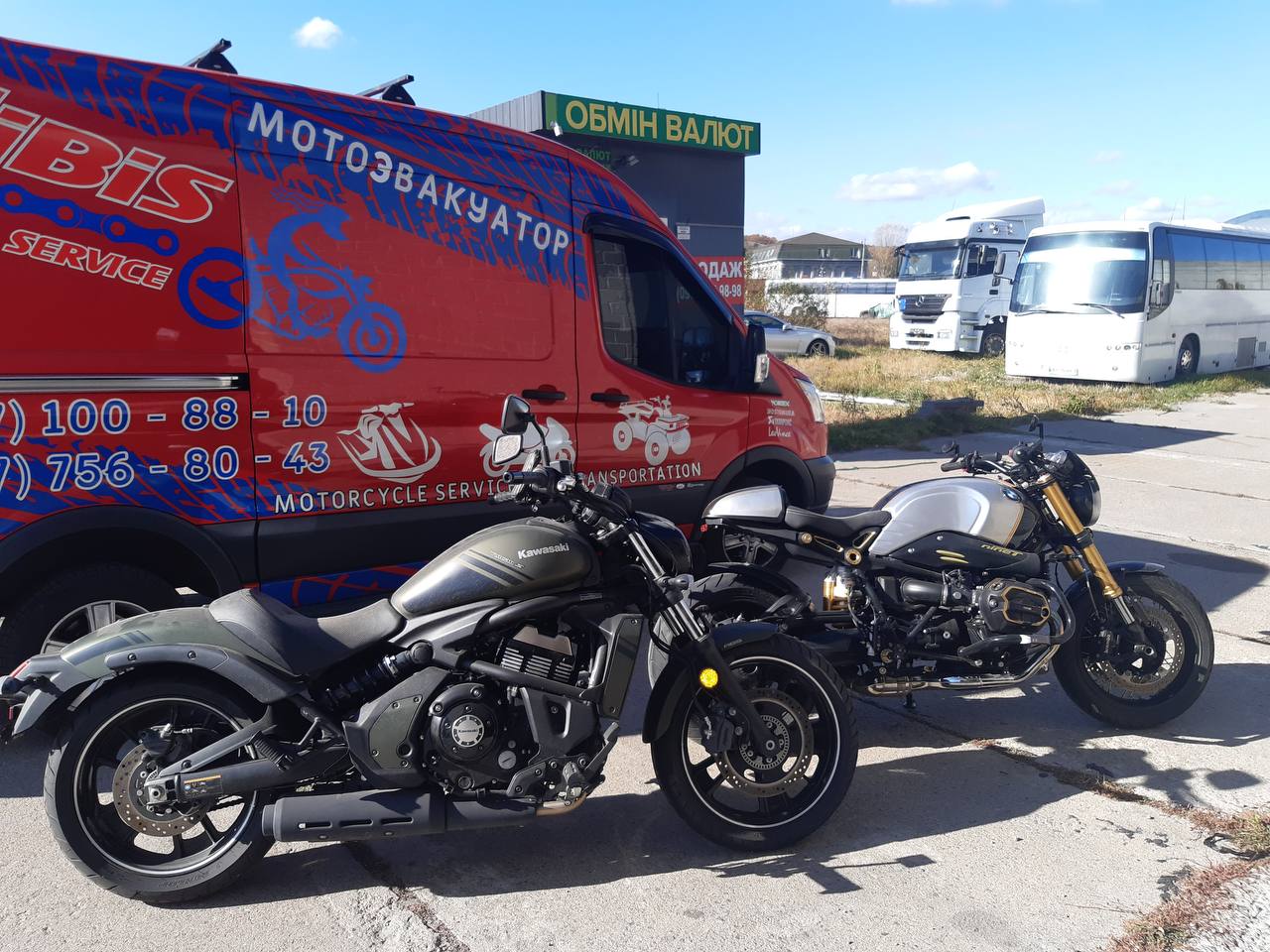 Kawasaki Vulcan та BMW R nineT — класичні круїзери. Видно контрастні стилі, хромовані елементи та різні посадки.